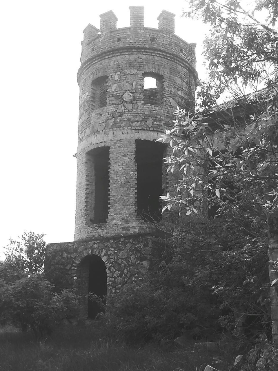 LOW ANGLE VIEW OF OLD BUILDING