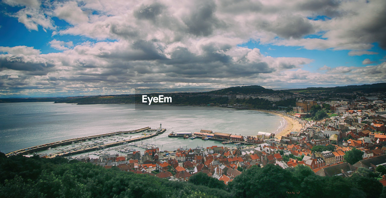 HIGH ANGLE VIEW OF TOWNSCAPE BY SEA