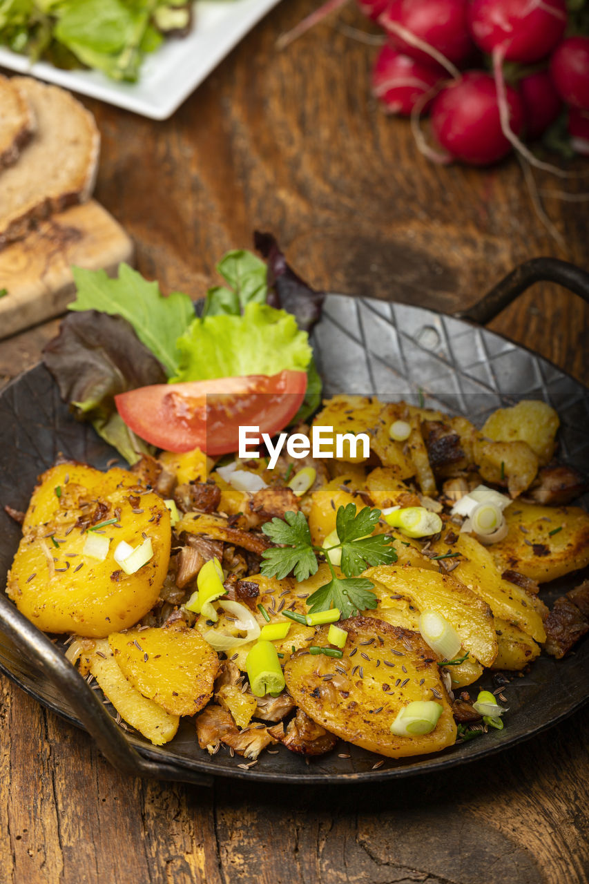 HIGH ANGLE VIEW OF FOOD SERVED IN PLATE