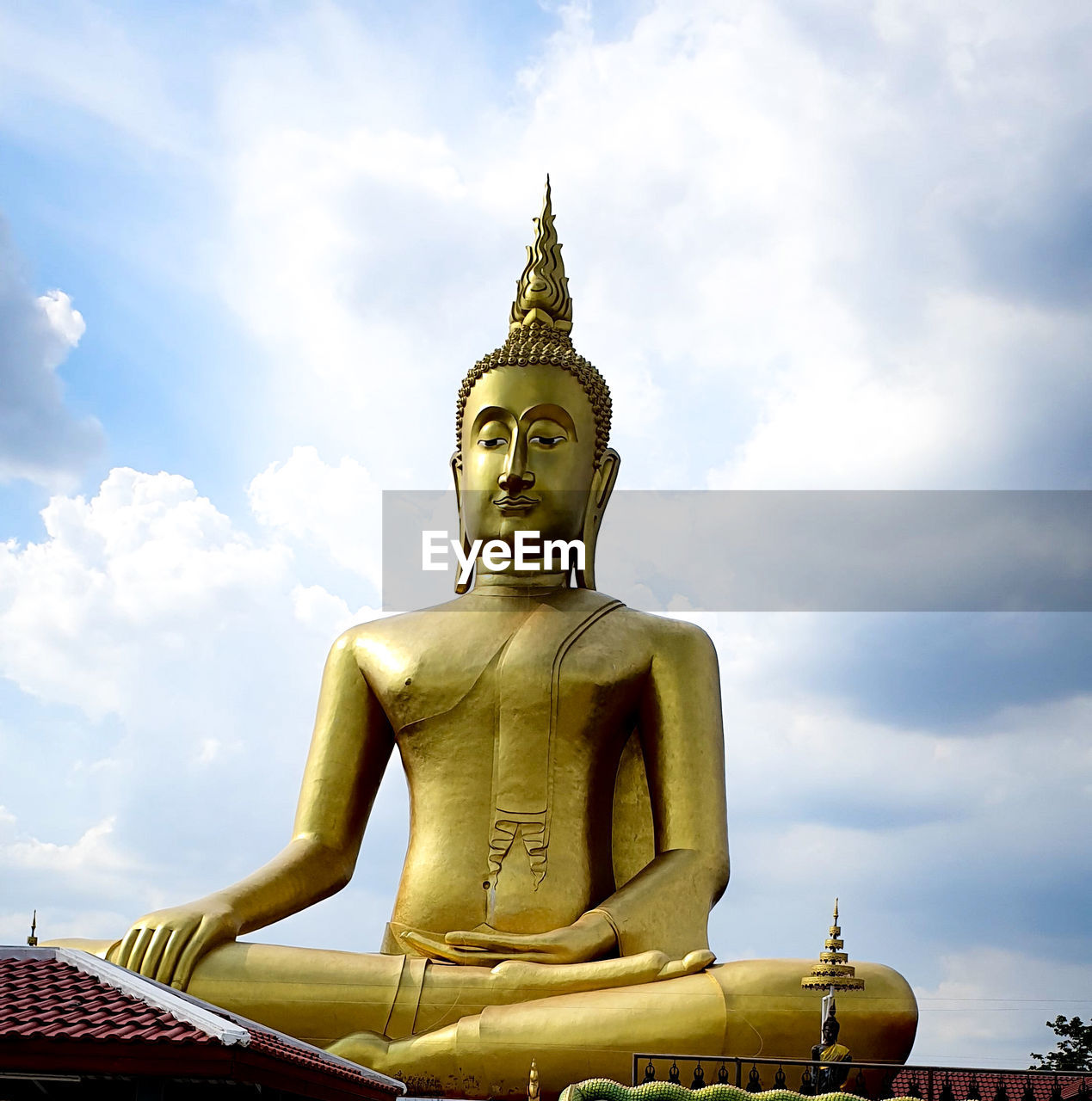 LOW ANGLE VIEW OF STATUE AGAINST CATHEDRAL AGAINST SKY