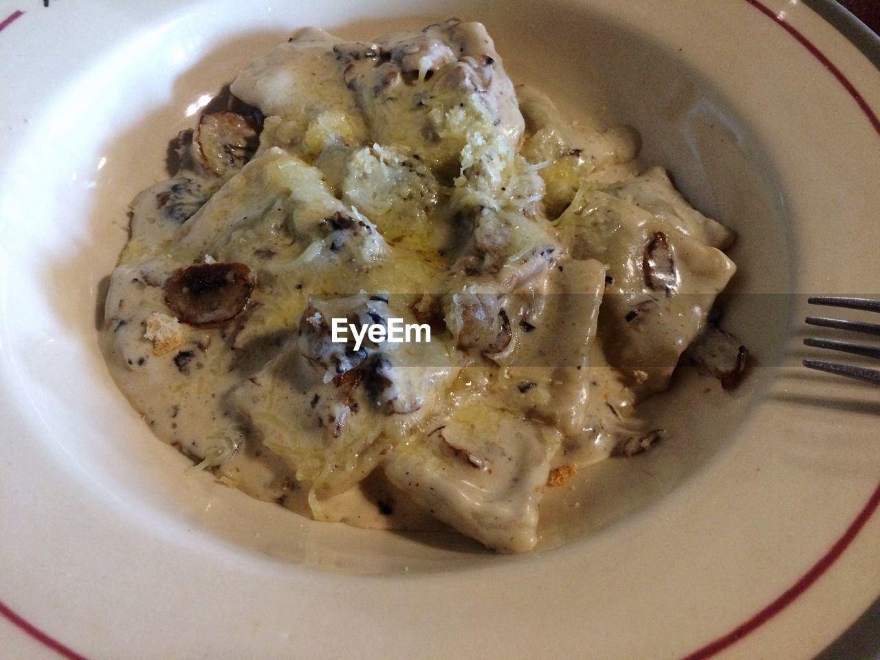 CLOSE-UP OF MEAT WITH SAUCE IN PLATE