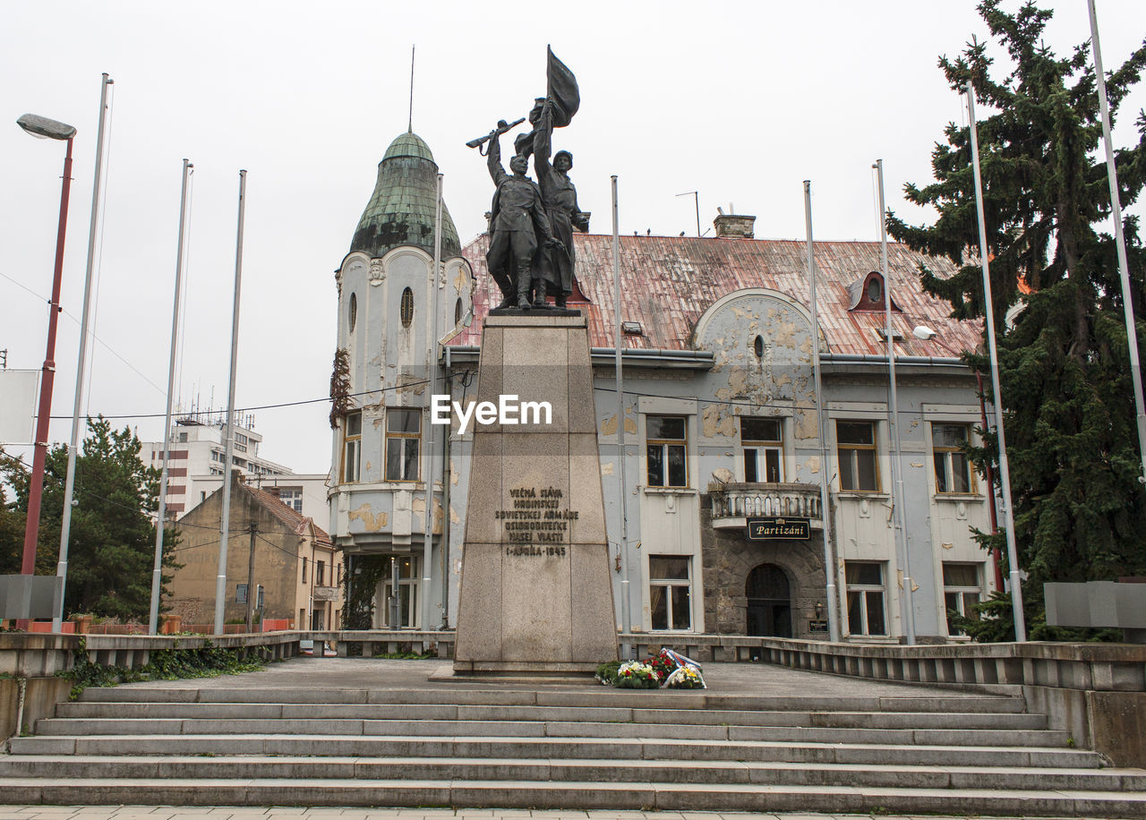 VIEW OF BUILDINGS IN CITY