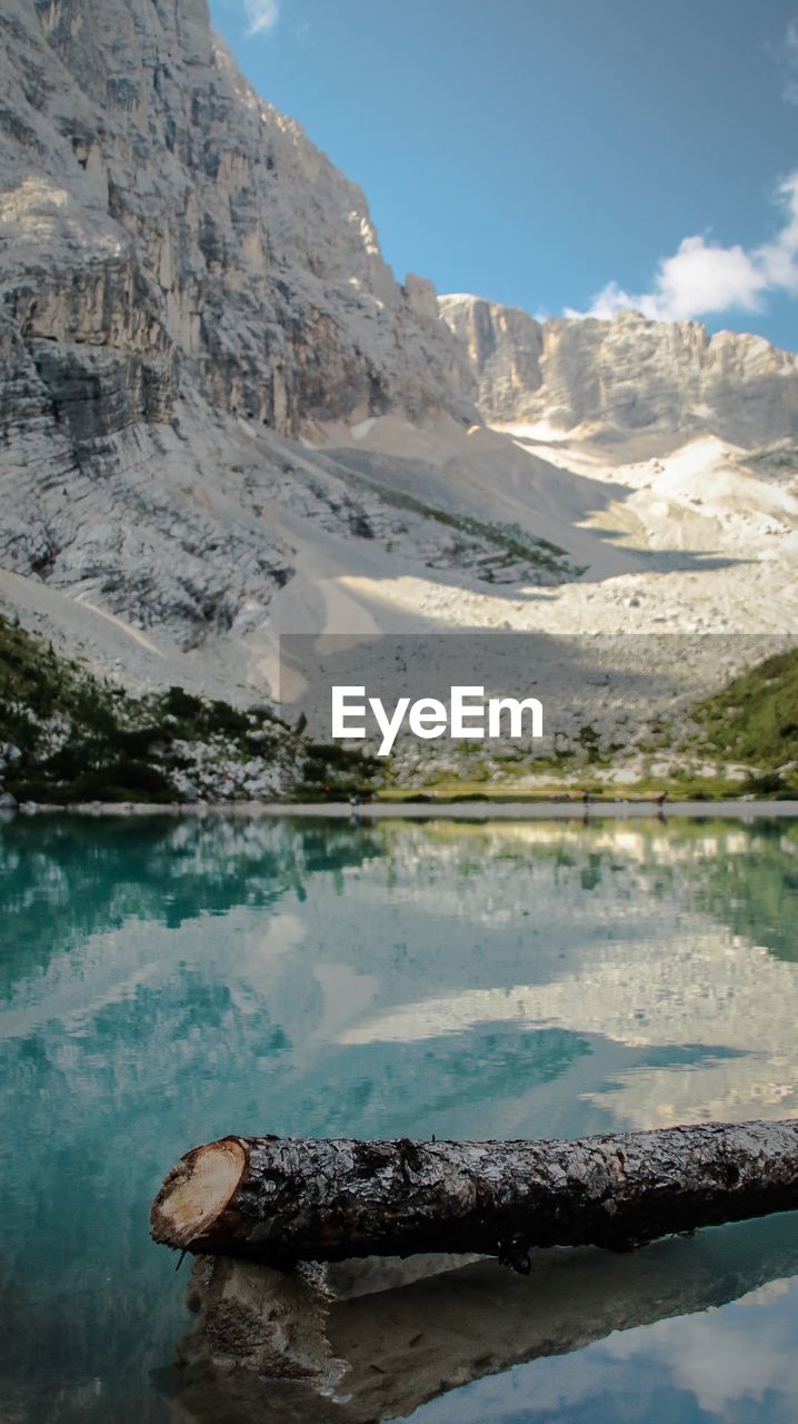 LAKE BY MOUNTAIN AGAINST SKY