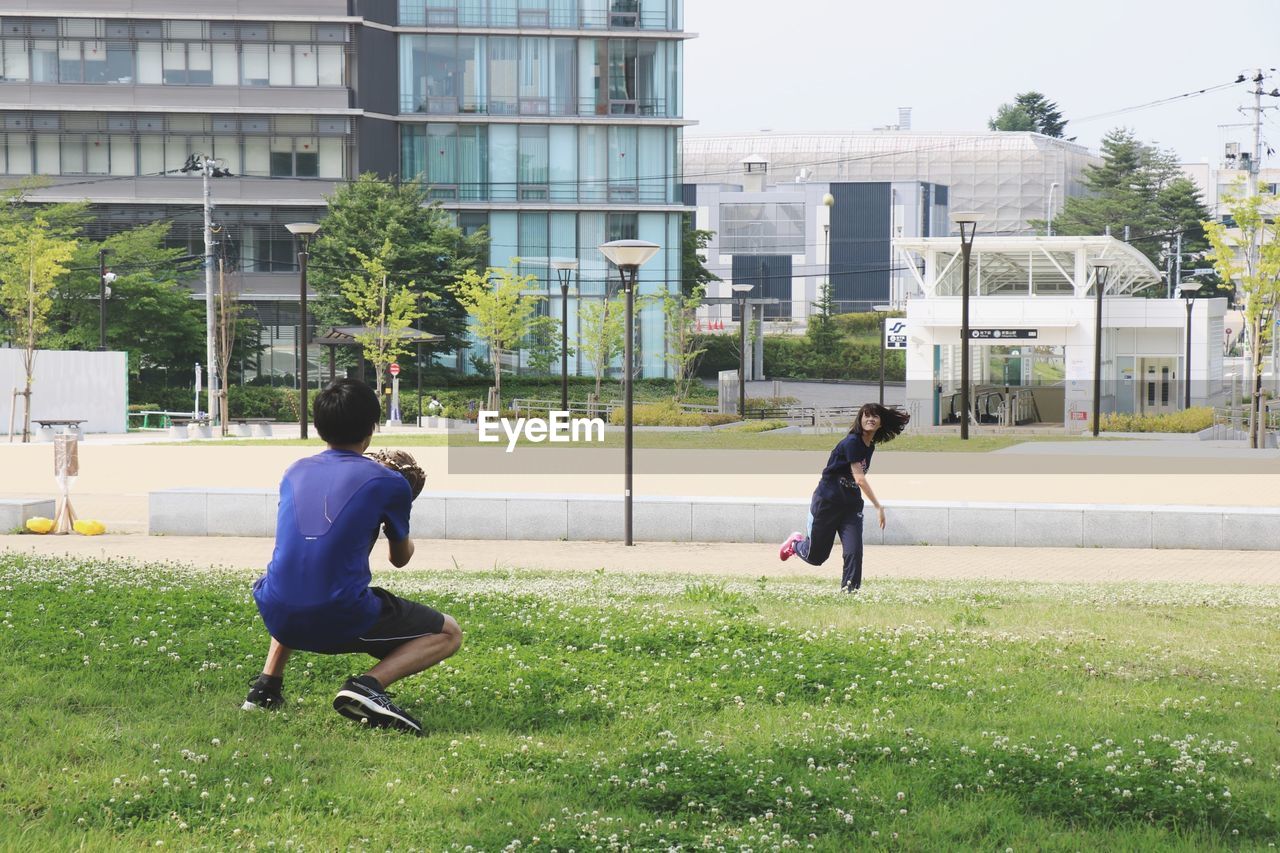 FULL LENGTH REAR VIEW OF MAN IN PARK