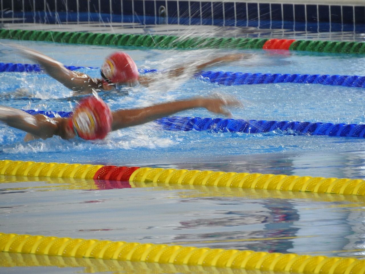 FULL FRAME SHOT OF MAN SWIMMING IN POOL