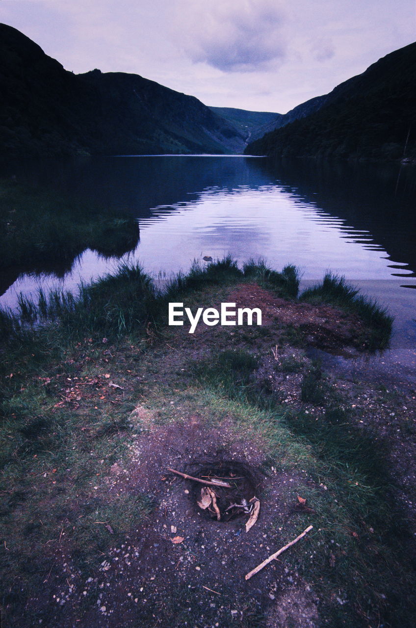 SCENIC VIEW OF LAKE BY MOUNTAINS AGAINST SKY