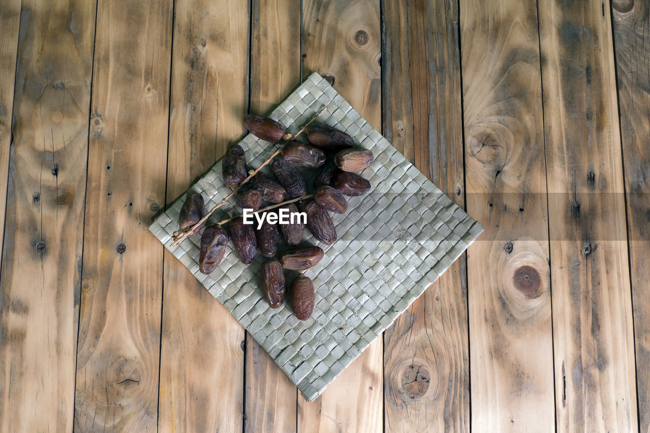 HIGH ANGLE VIEW OF BREAD ON TABLE