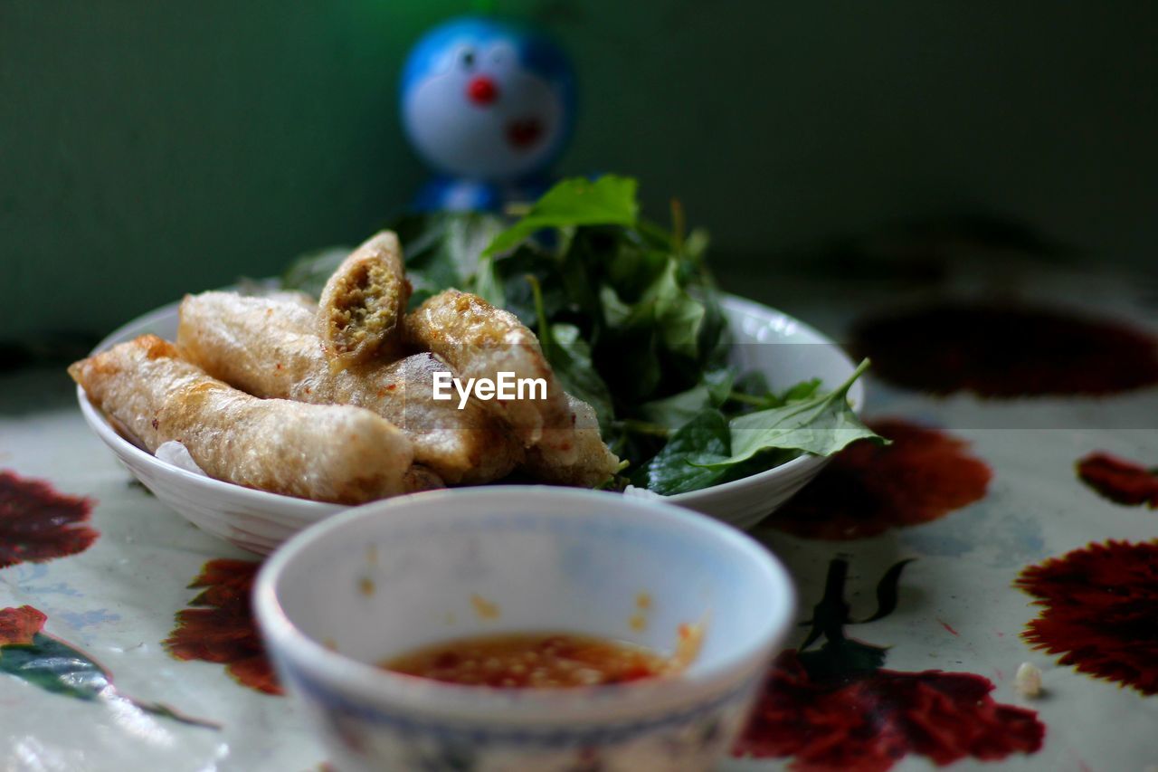 CLOSE-UP OF BREAKFAST SERVED IN PLATE