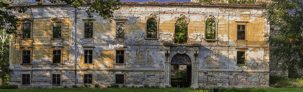 OLD RUINS OF BUILDING