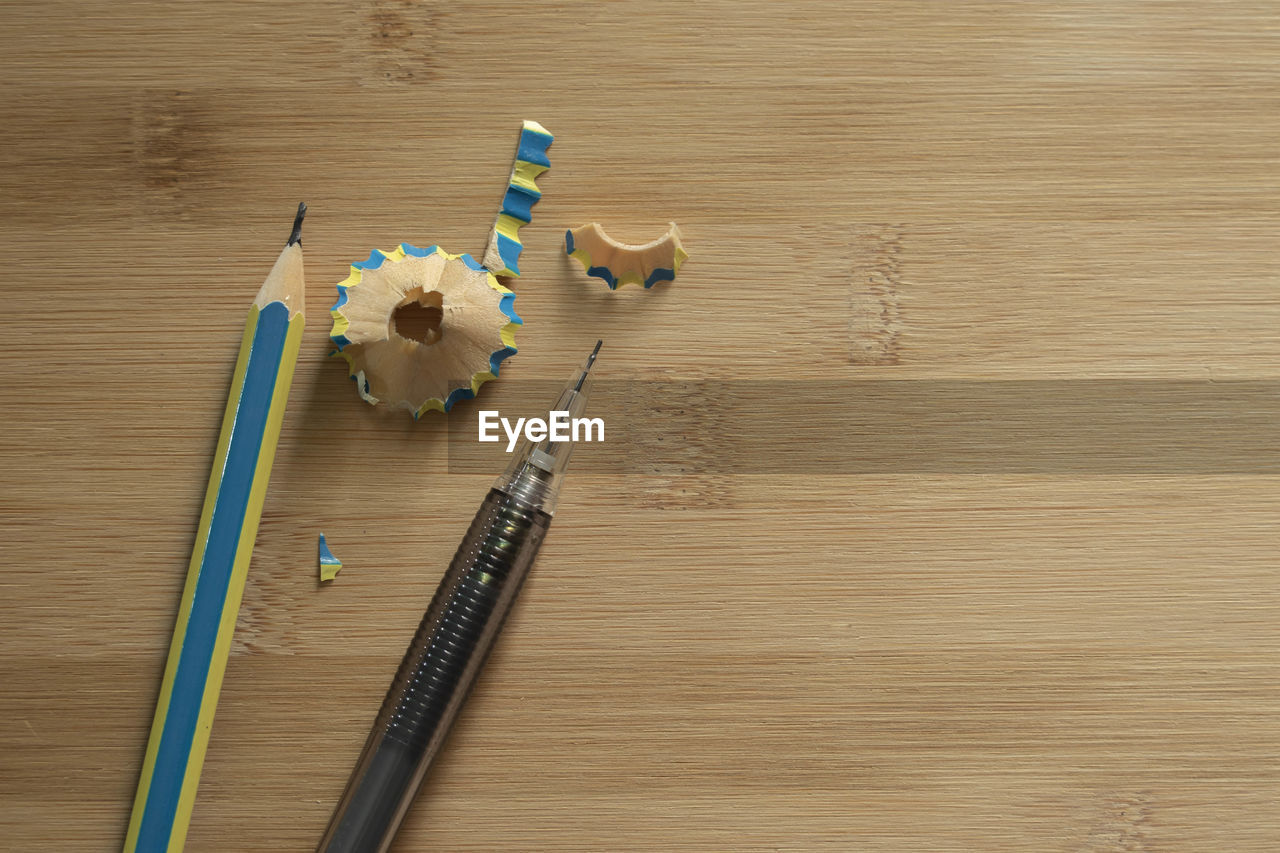 HIGH ANGLE VIEW OF TOY ON WOODEN TABLE