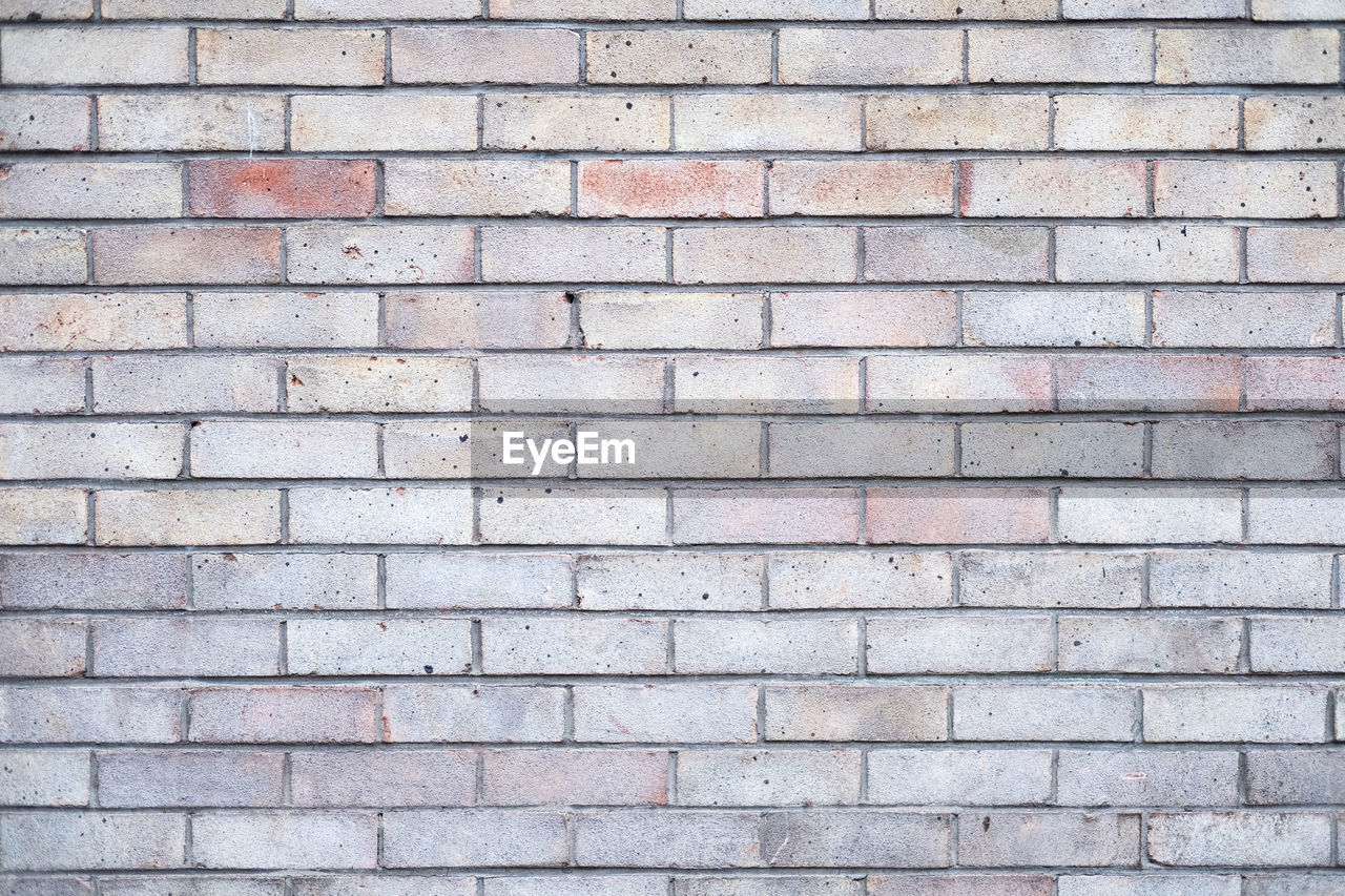 CLOSE-UP OF BRICK WALL