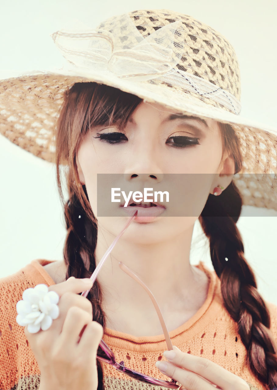 CLOSE-UP PORTRAIT OF A GIRL WITH HAT