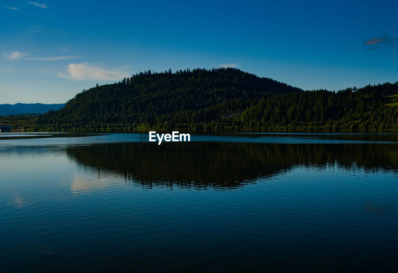 Lake sromowce at the foot of mount upszar. pieniny. poland