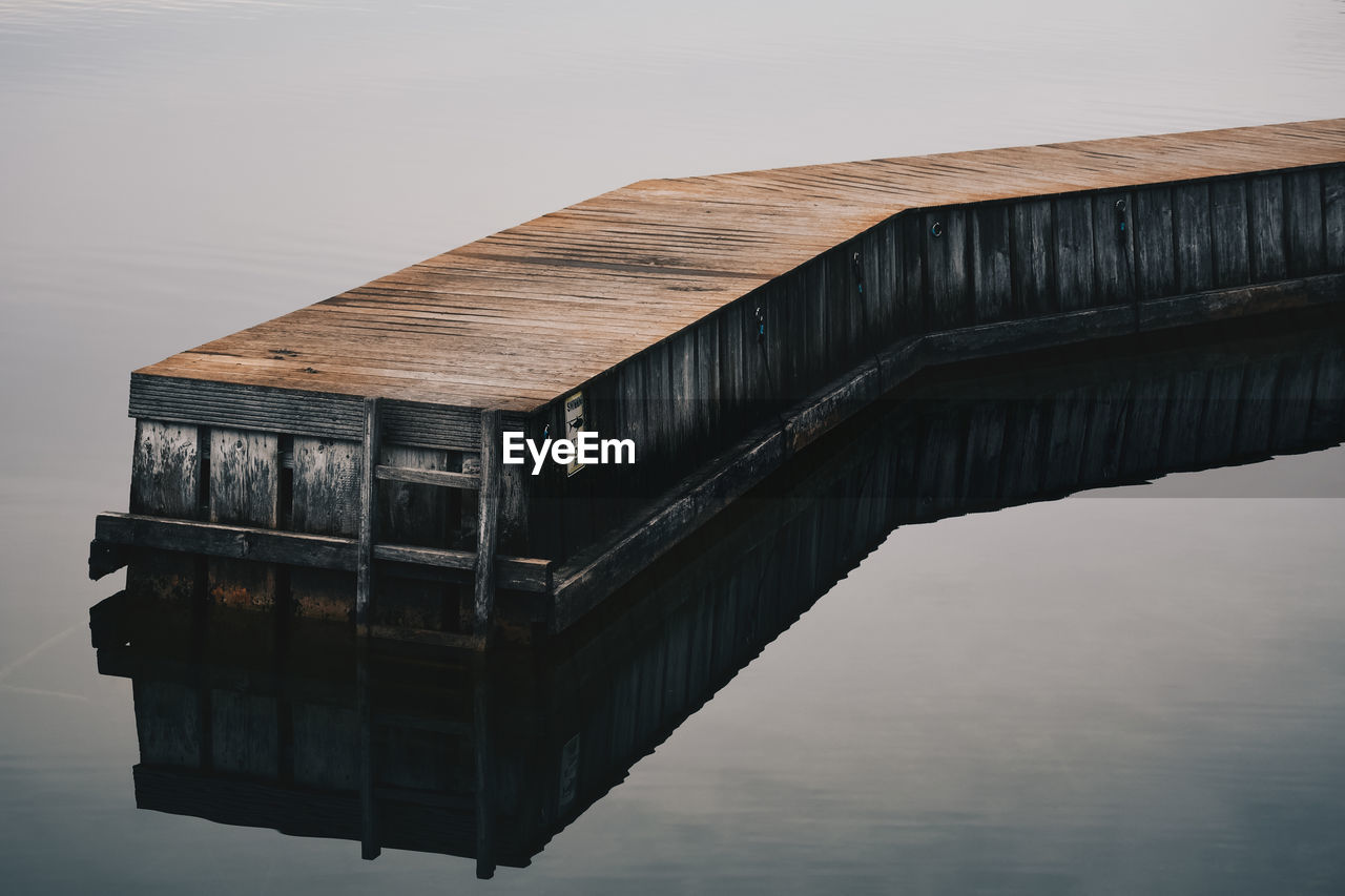 BRIDGE OVER LAKE AGAINST SKY