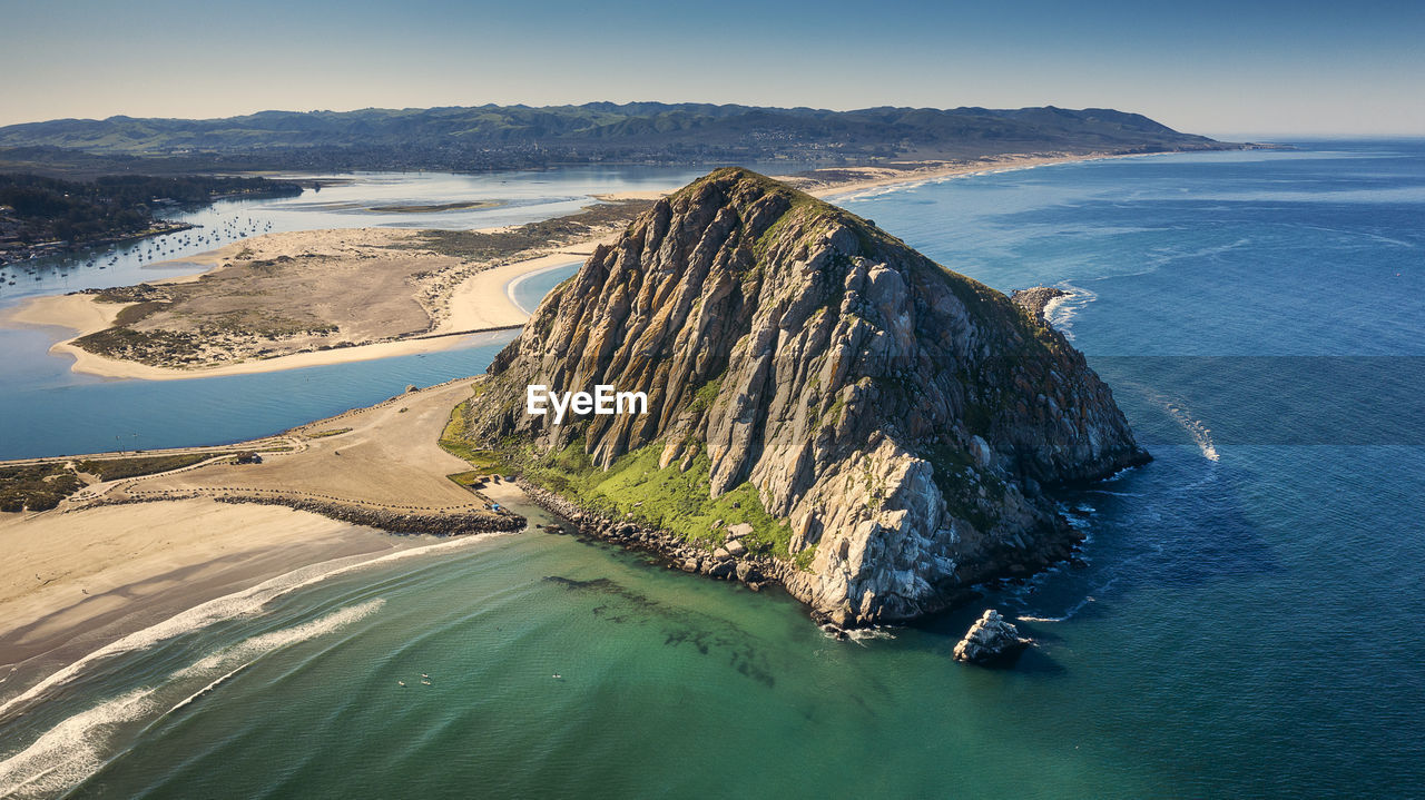 HIGH ANGLE VIEW OF SEA AND SHORE AGAINST SKY