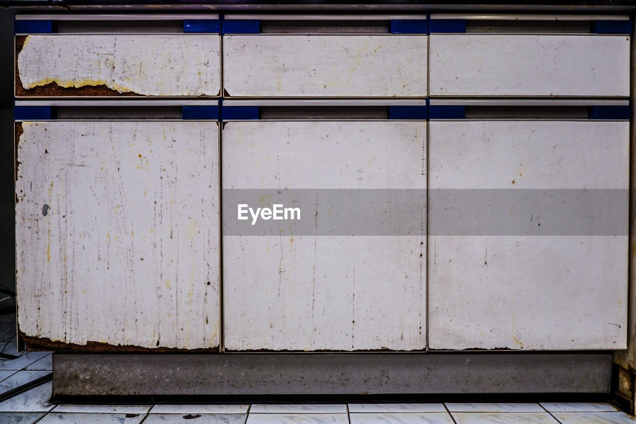 FULL FRAME SHOT OF WEATHERED WOODEN WALL