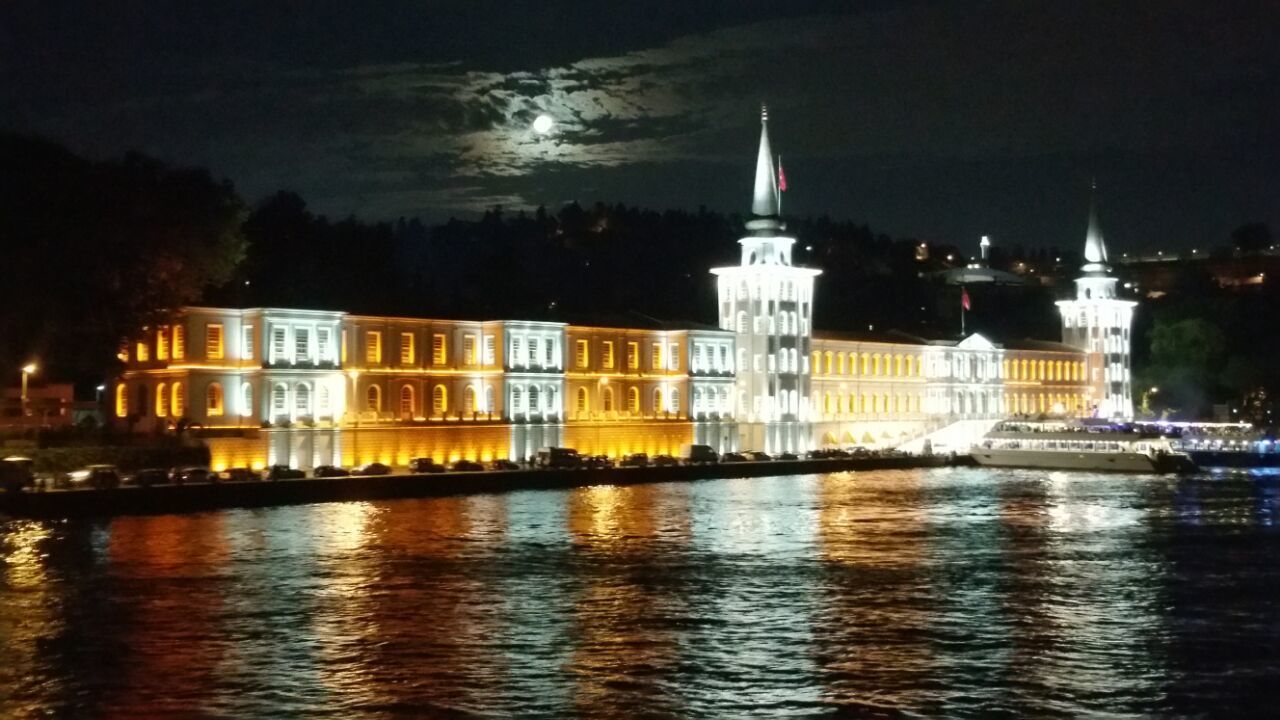 VIEW OF ILLUMINATED BUILDINGS IN THE DARK