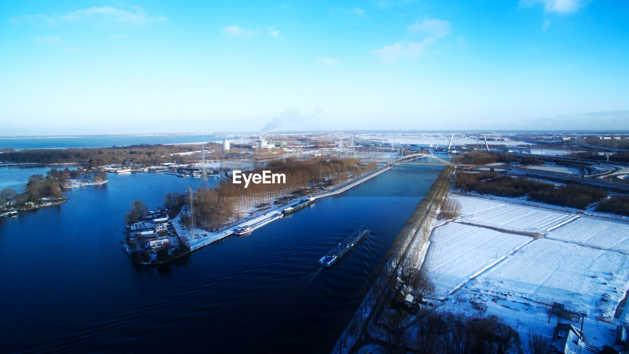 HIGH ANGLE VIEW OF SHIP IN CITY AGAINST SKY