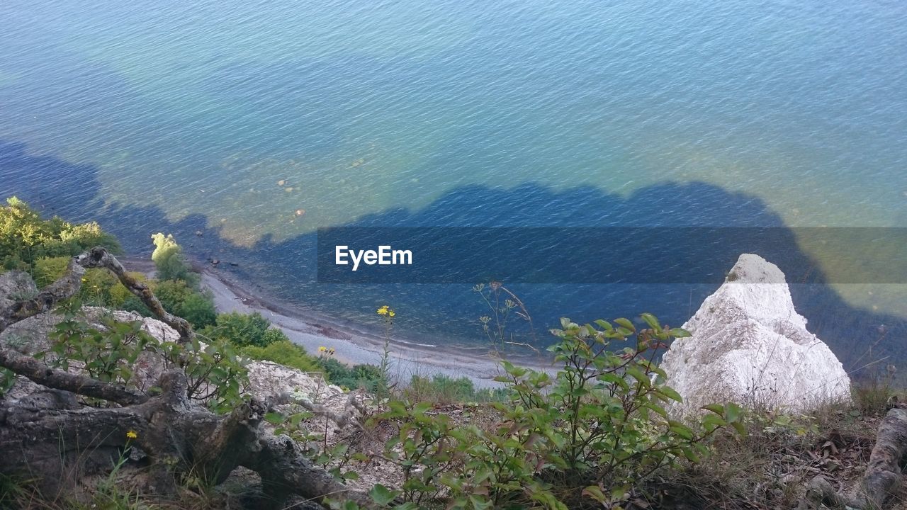 HIGH ANGLE VIEW OF SEA AGAINST MOUNTAIN