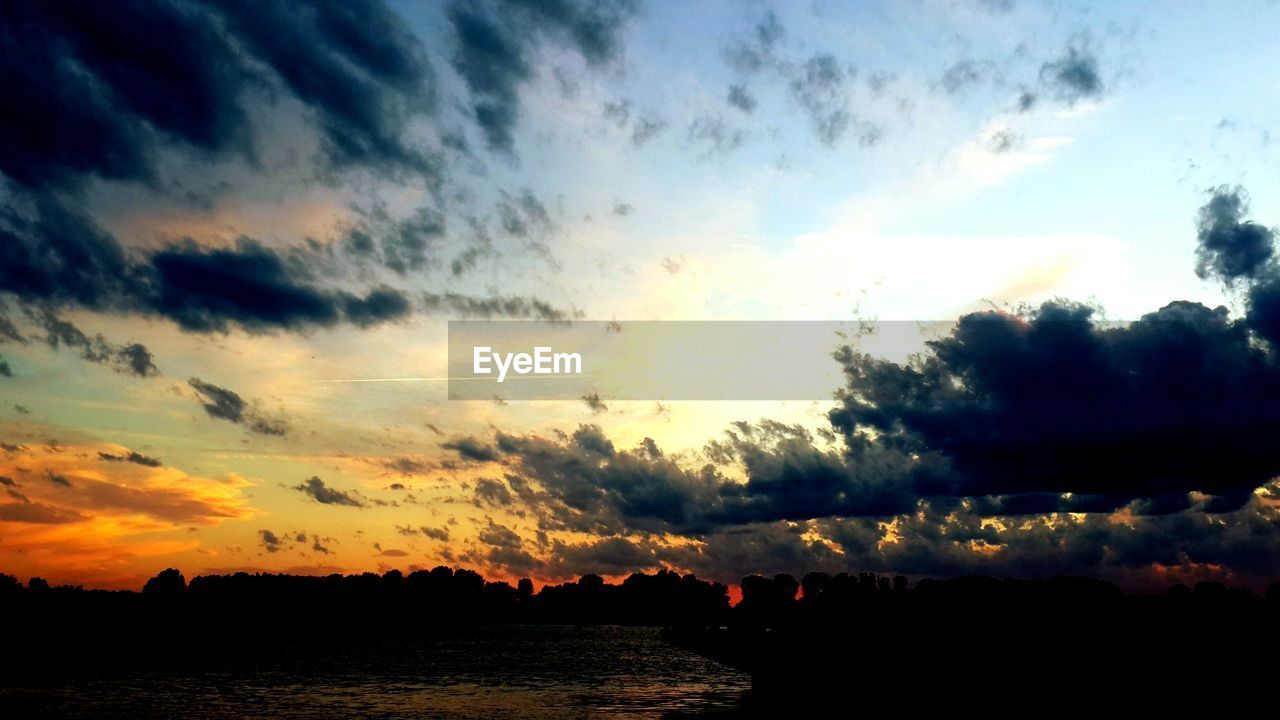 SCENIC VIEW OF SEA AGAINST DRAMATIC SKY