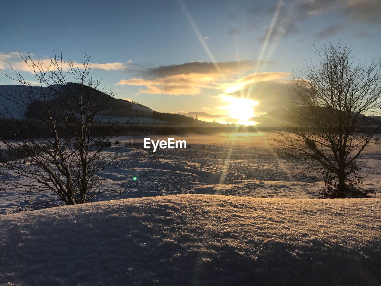 SCENIC VIEW OF SNOW COVERED LANDSCAPE AGAINST SKY