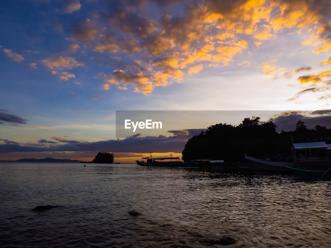 SCENIC VIEW OF SEA AGAINST ORANGE SKY