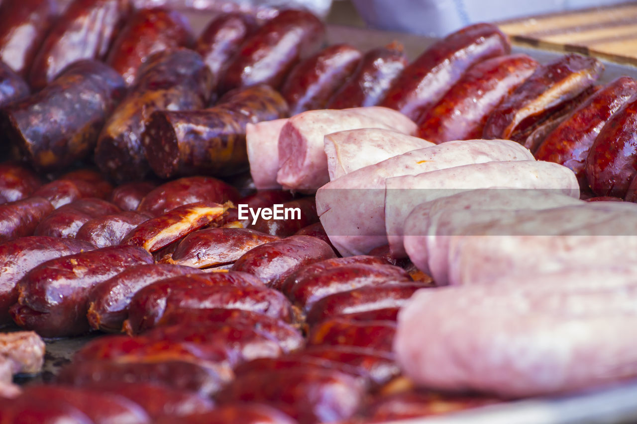 CLOSE-UP OF MEAT ON TRAY