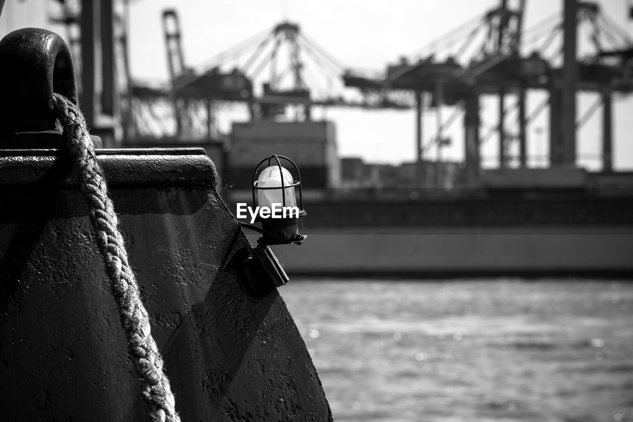 CLOSE-UP OF ROPE TIED ON METAL BOAT