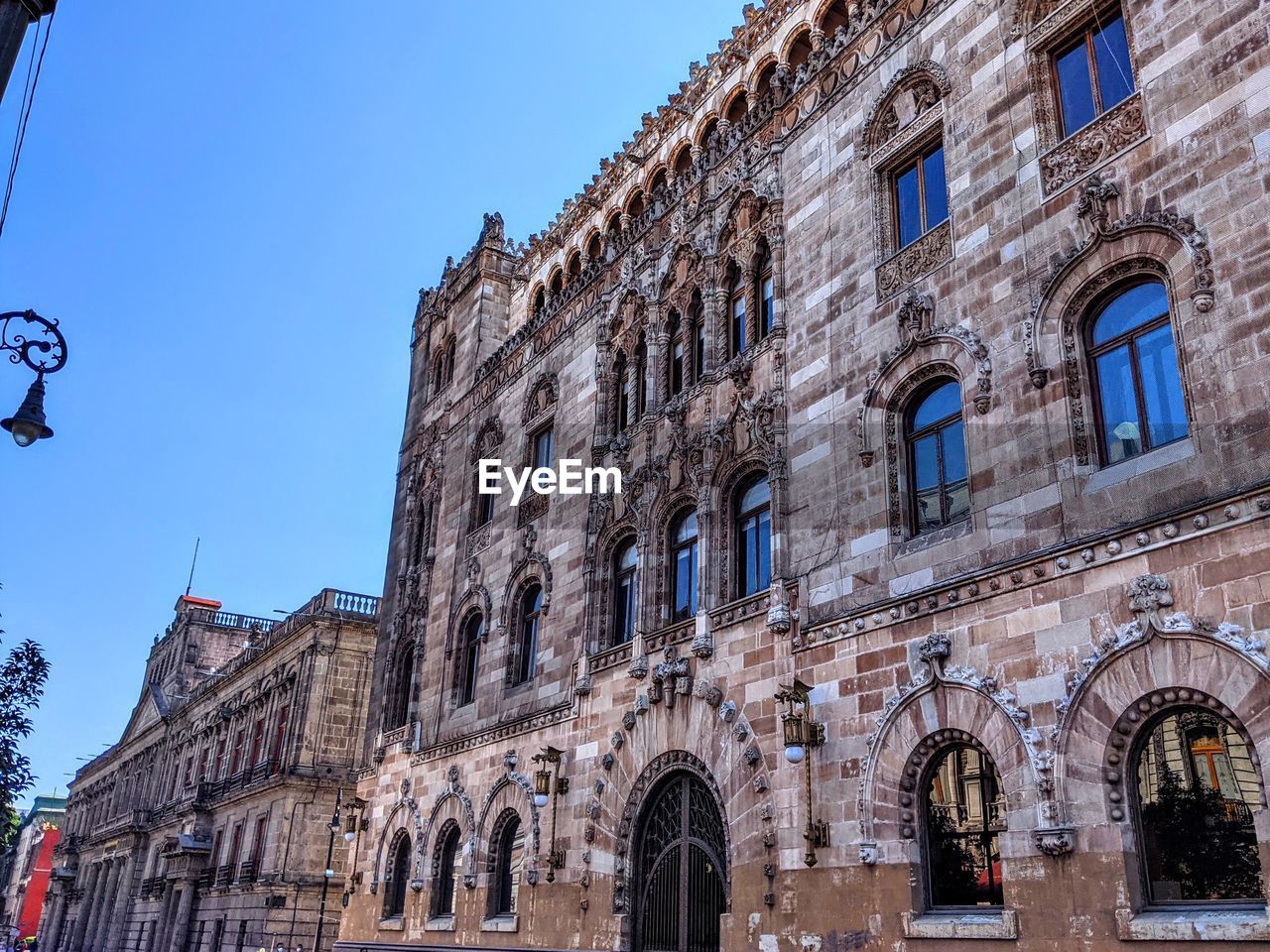 LOW ANGLE VIEW OF OLD BUILDINGS AGAINST SKY