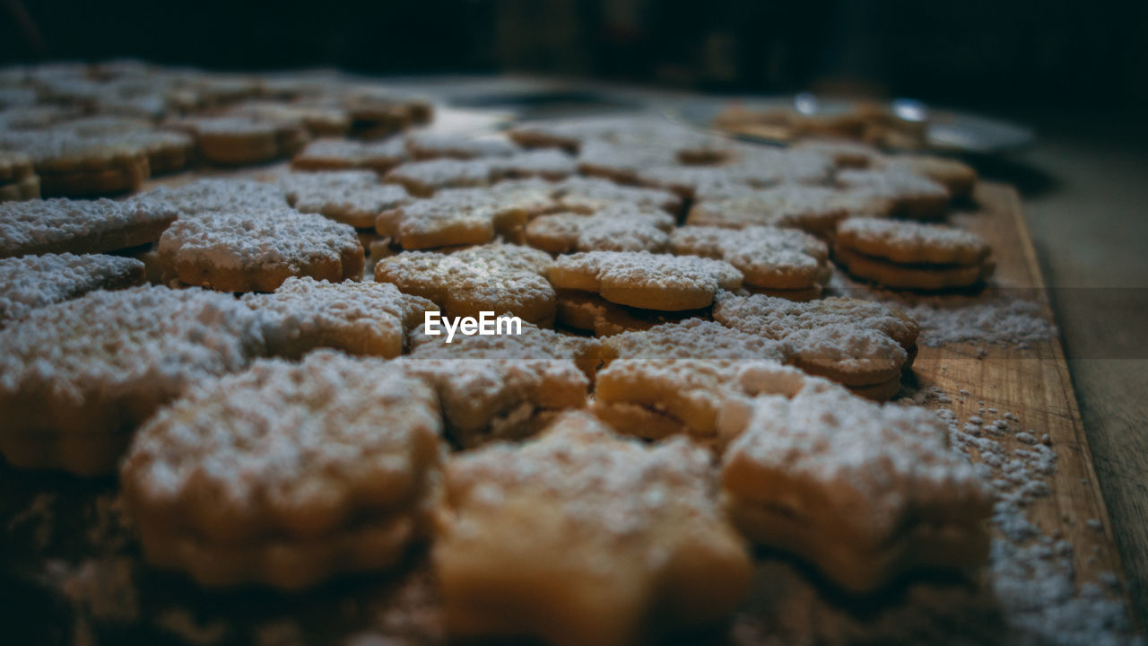 CLOSE-UP OF COOKIES IN PLATE