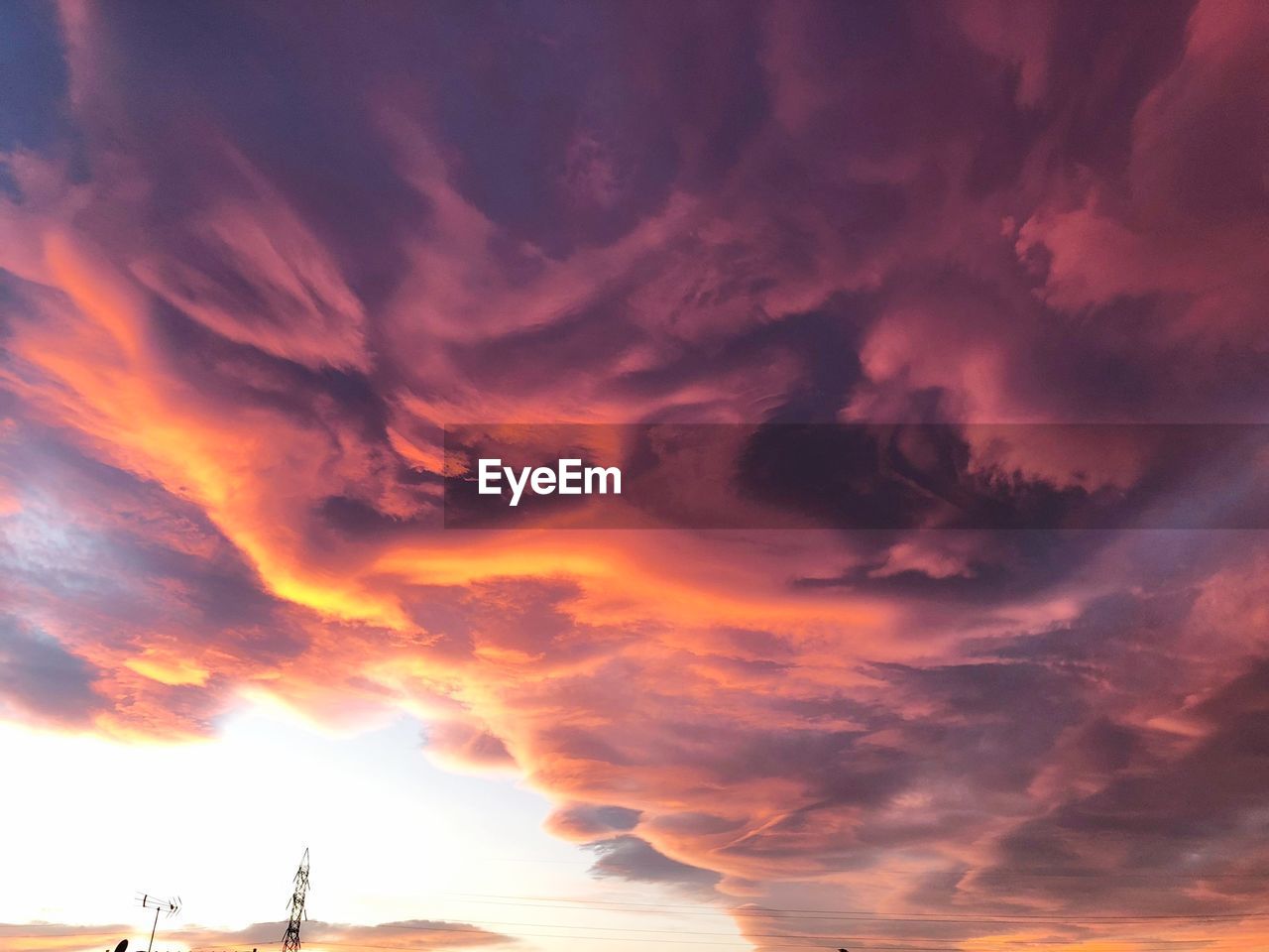 LOW ANGLE VIEW OF DRAMATIC SKY OVER CLOUDS