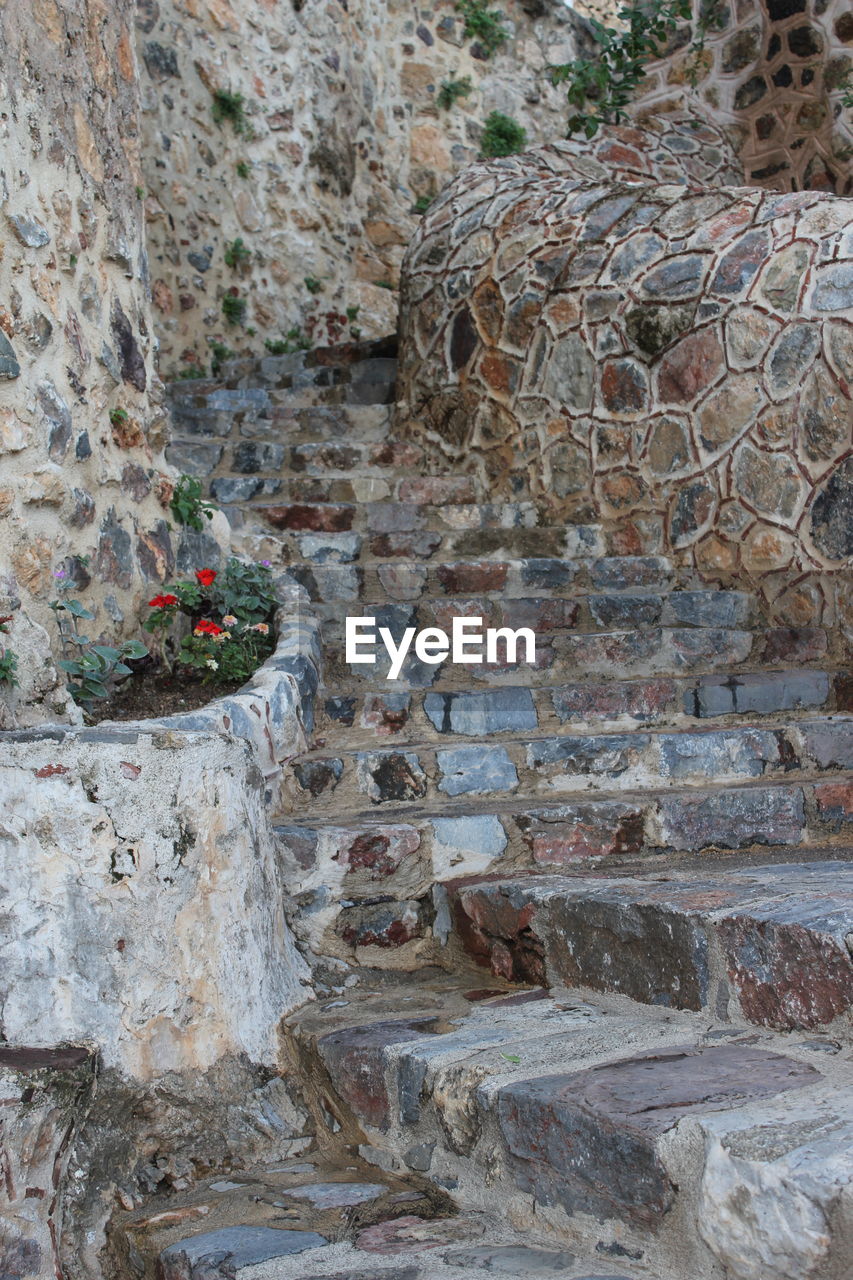 CLOSE-UP OF BRICK WALL WITH STONE