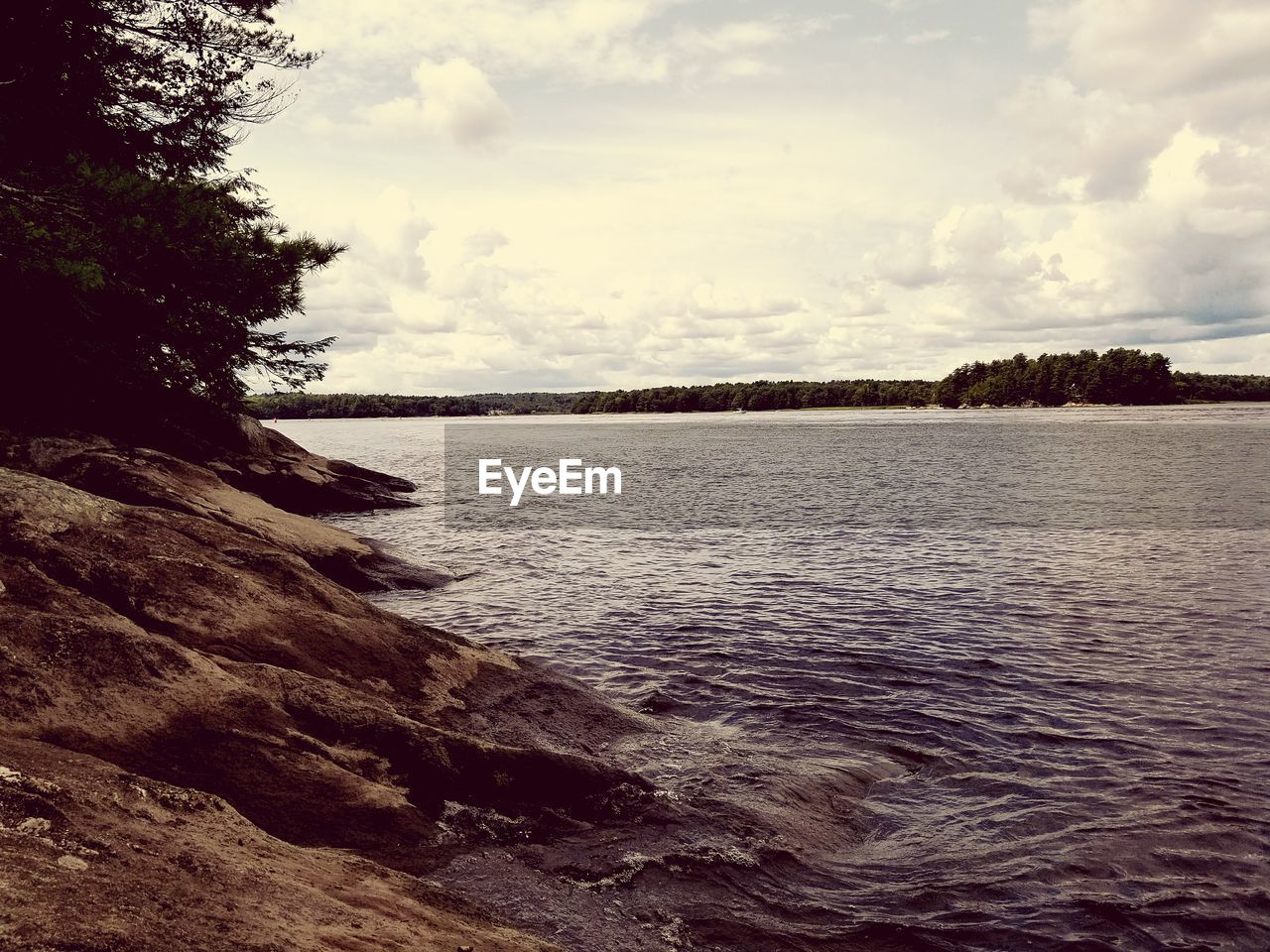 TRANQUIL SCENE OF LAKE AGAINST SKY