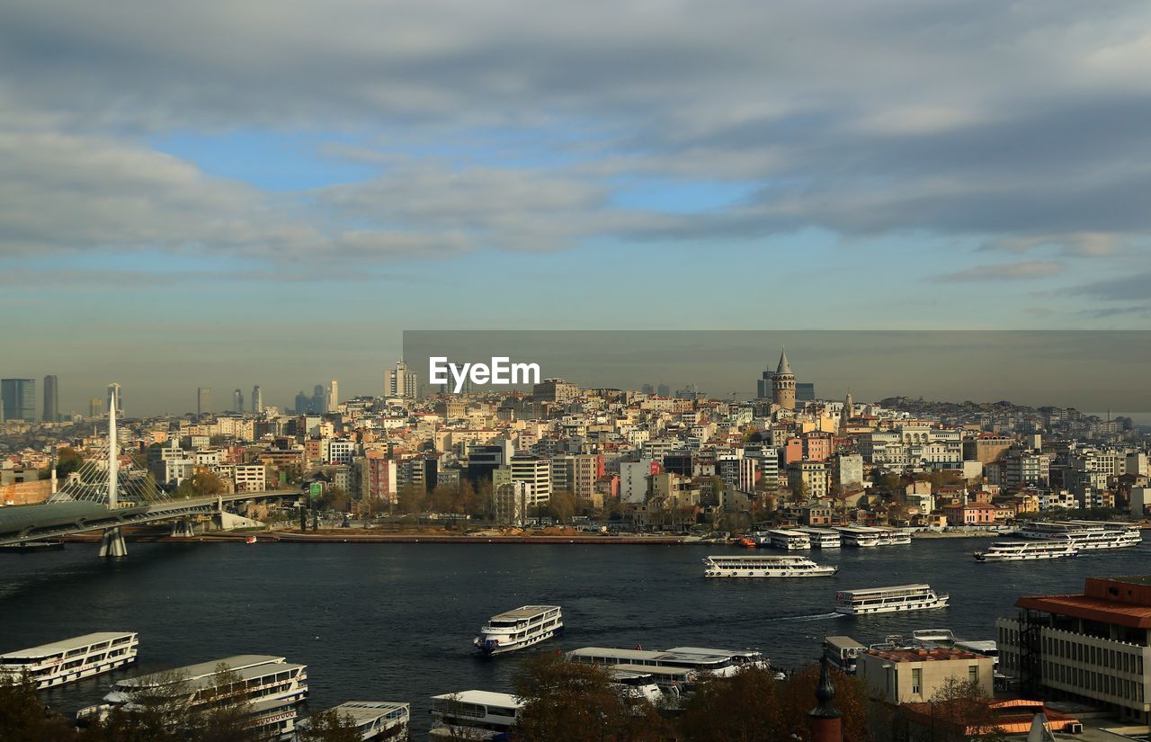 VIEW OF CITY AT WATERFRONT