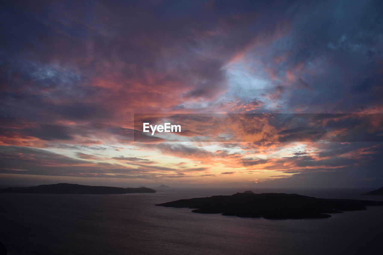 SCENIC VIEW OF DRAMATIC SKY OVER SEA