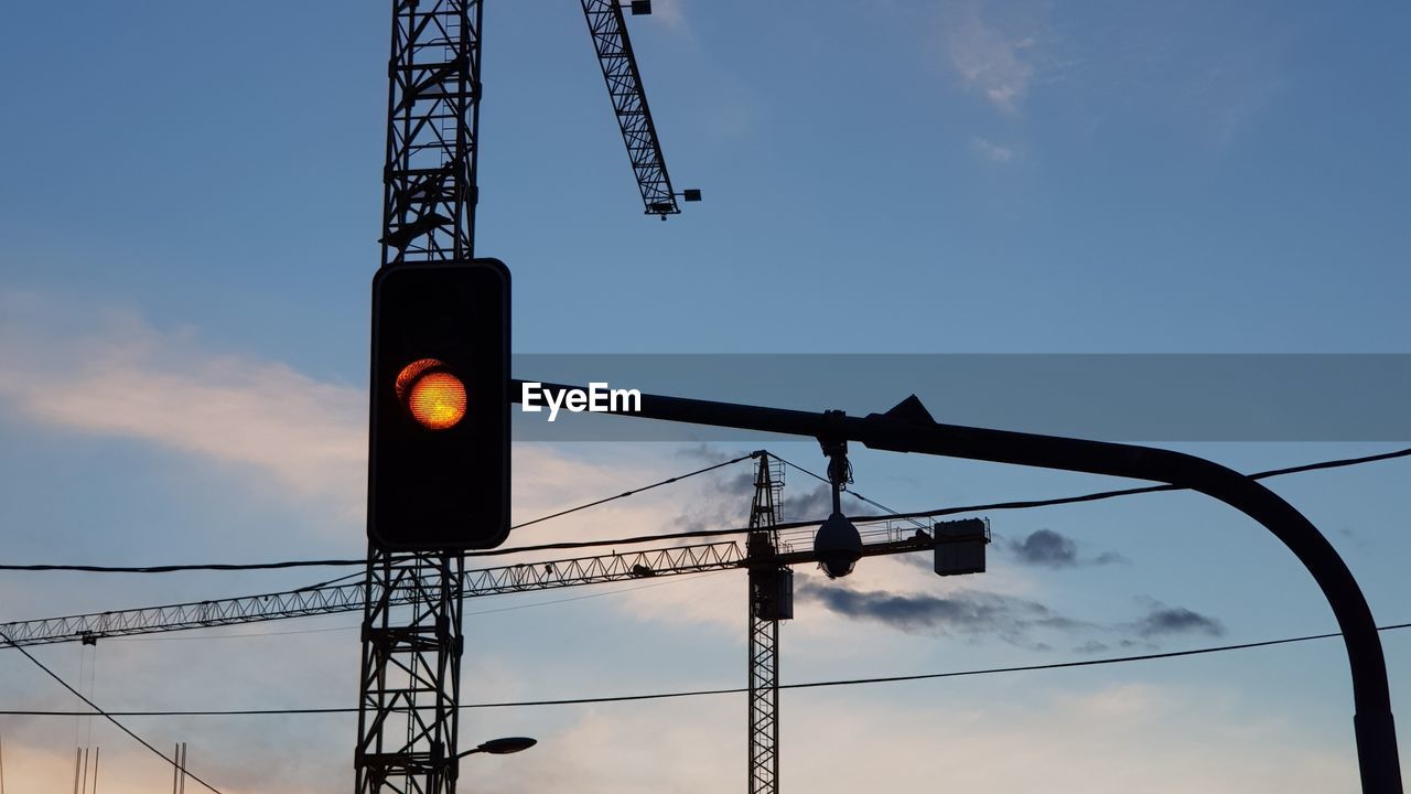 LOW ANGLE VIEW OF ROAD SIGNAL AGAINST SKY