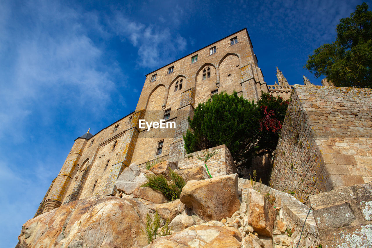 LOW ANGLE VIEW OF HISTORICAL BUILDING AGAINST SKY