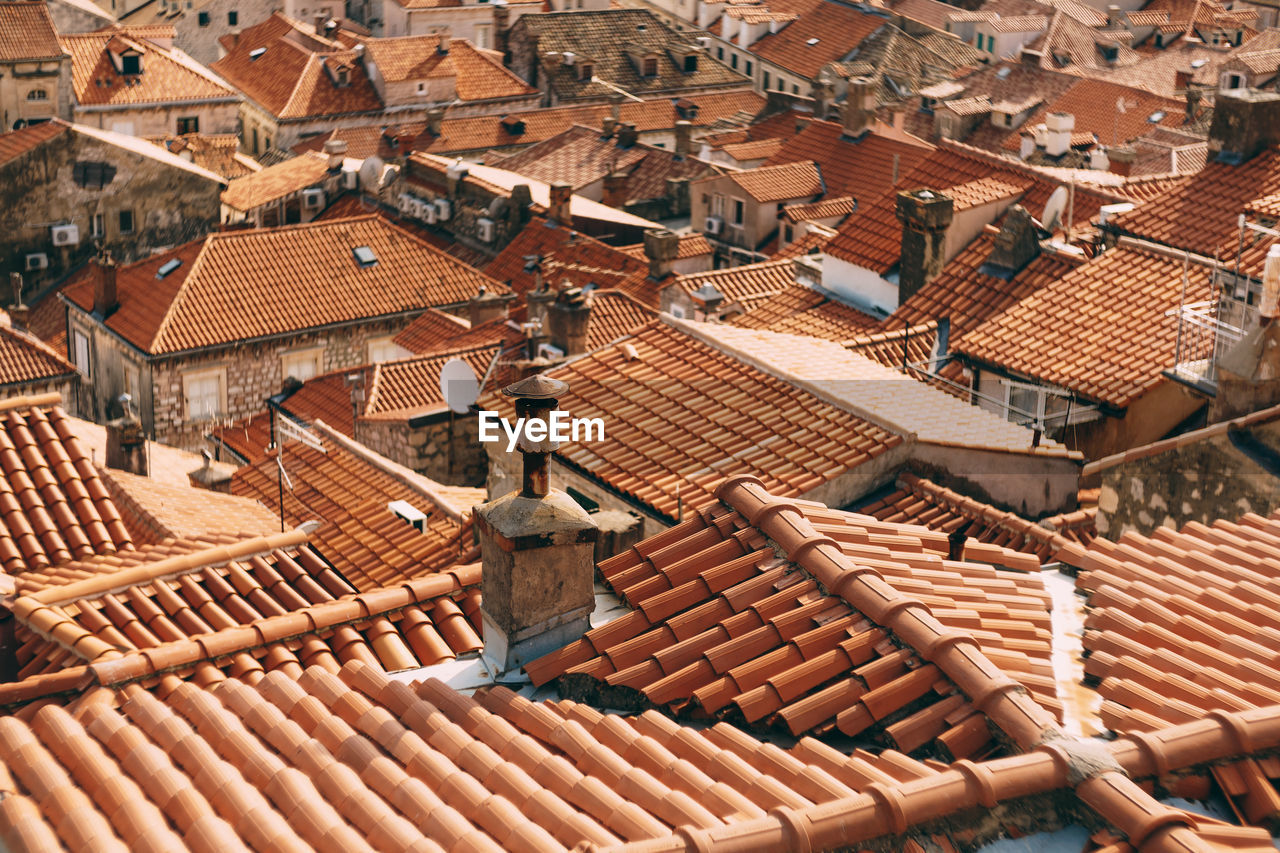 HIGH ANGLE VIEW OF HOUSES IN TOWN