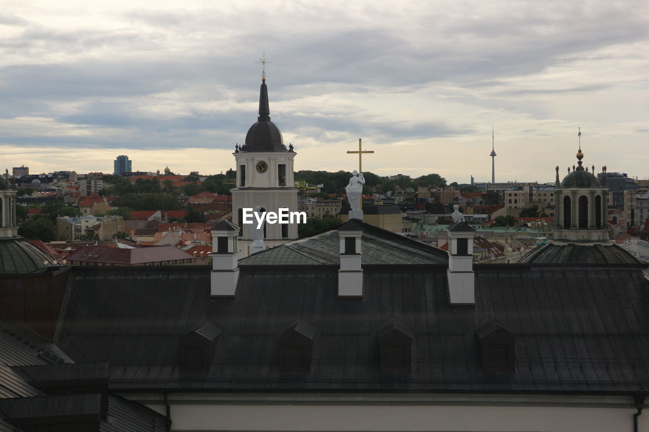 VIEW OF BUILDINGS IN CITY