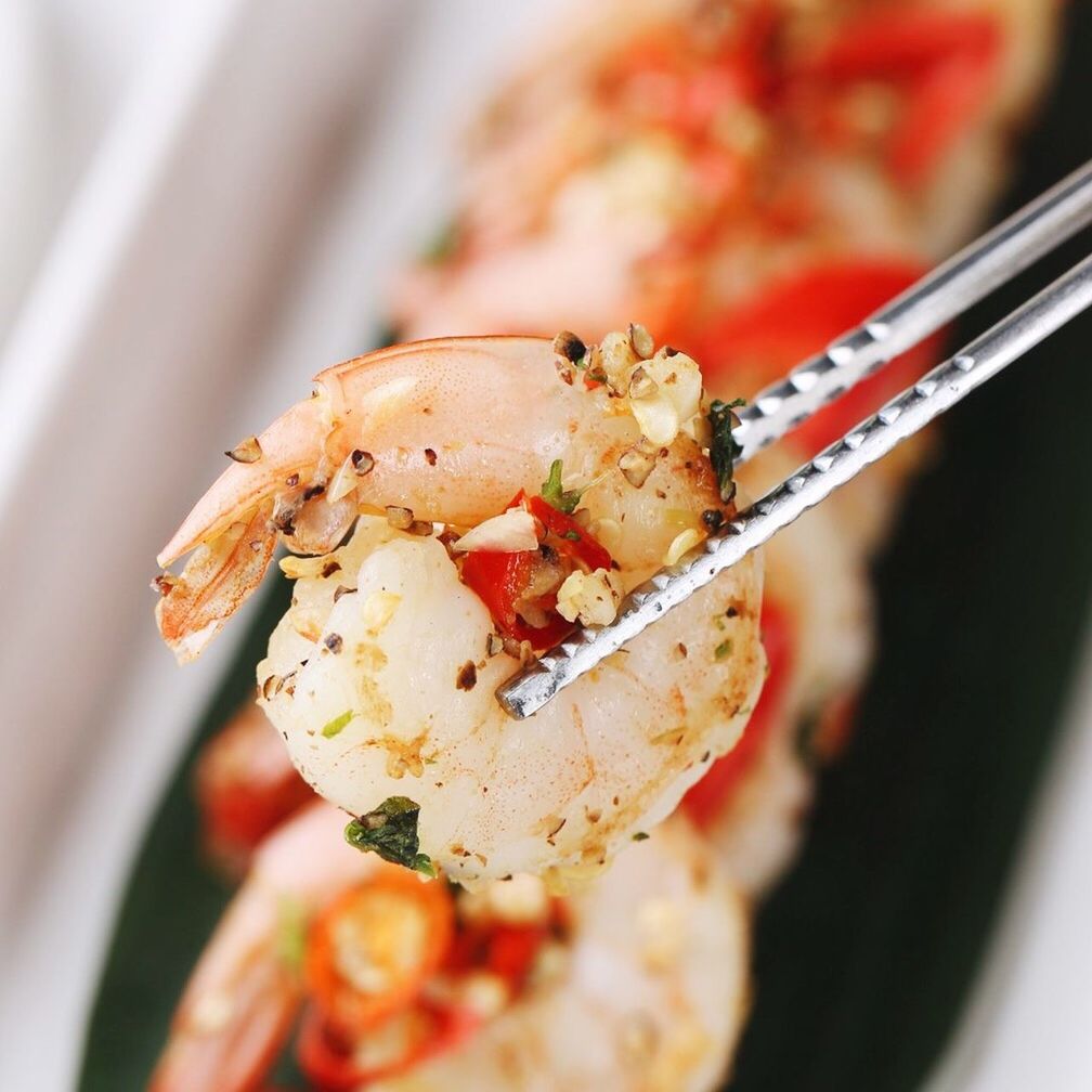 CLOSE-UP OF SUSHI SERVED IN PLATE