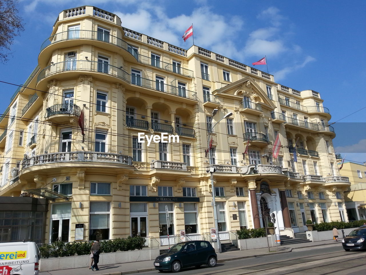 LOW ANGLE VIEW OF BUILDINGS IN CITY