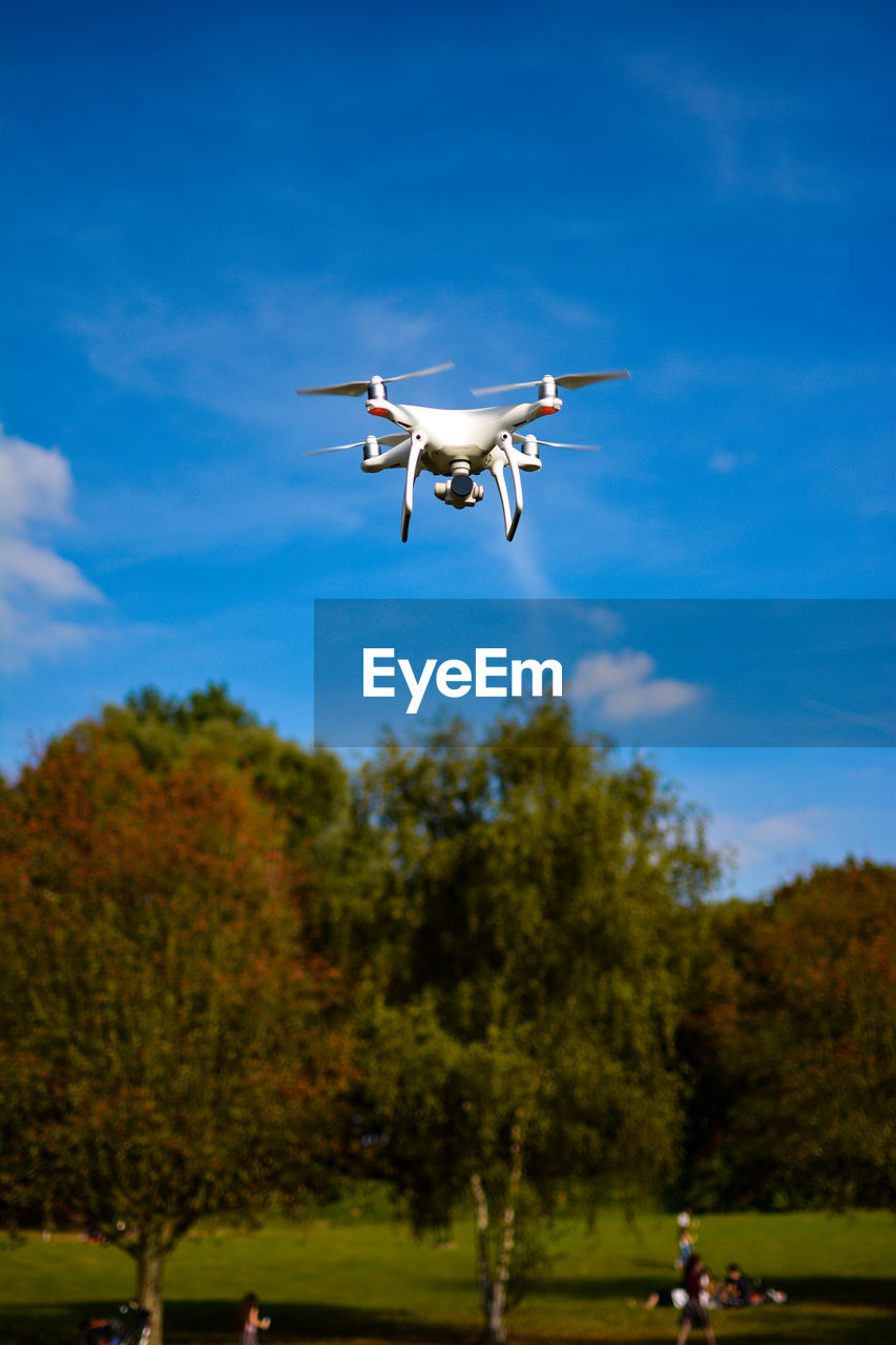 LOW ANGLE VIEW OF AIRPLANE FLYING IN BLUE SKY