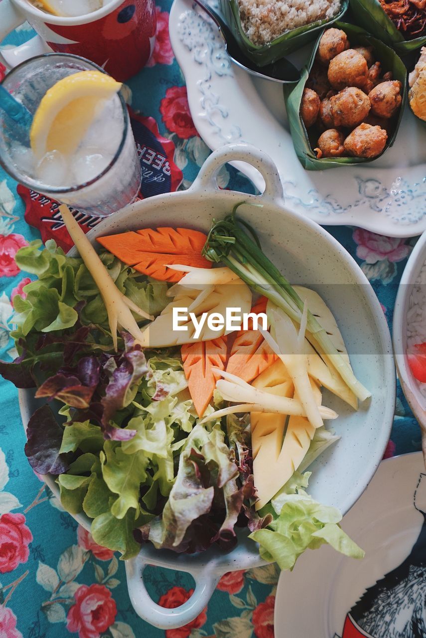 HIGH ANGLE VIEW OF FOOD IN PLATE