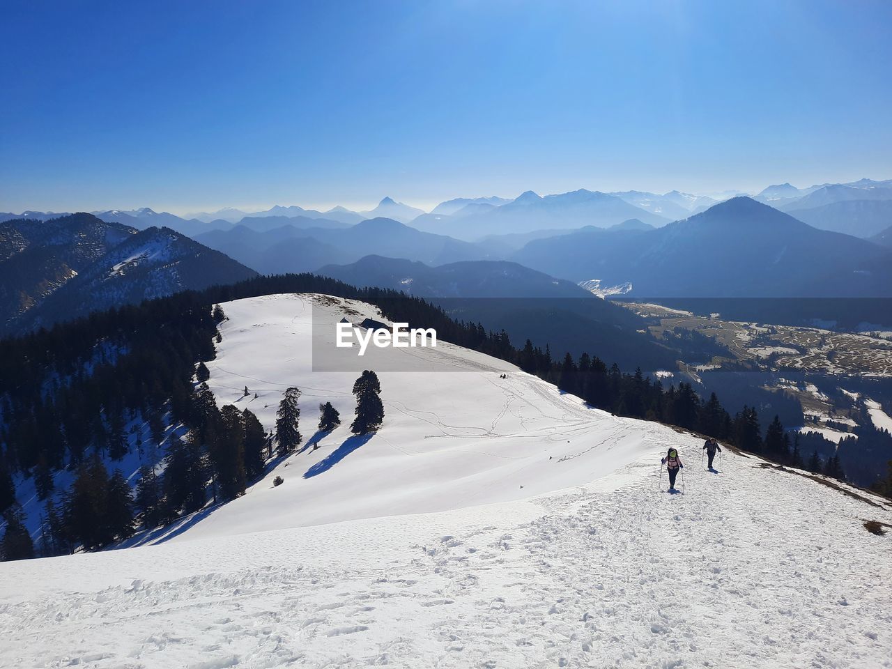 mountain, snow, cold temperature, winter, mountain range, sports, scenics - nature, winter sports, environment, leisure activity, sky, landscape, beauty in nature, nature, adventure, vacation, skiing, snowcapped mountain, holiday, trip, travel, travel destinations, activity, blue, sunlight, ski holiday, ski mountaineering, tree, day, land, non-urban scene, ski touring, piste, lifestyles, extreme sports, adult, forest, group of people, outdoors, tranquil scene, tourism, coniferous tree, pinaceae, ridge, hiking, men, motion, ski equipment, recreation, tranquility, plant, pine tree, full length, clear sky, ski