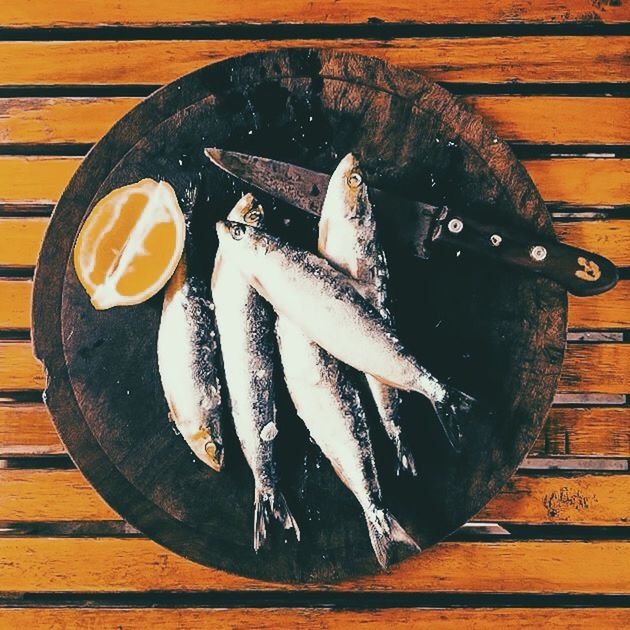 CLOSE-UP OF WOOD ON TABLE