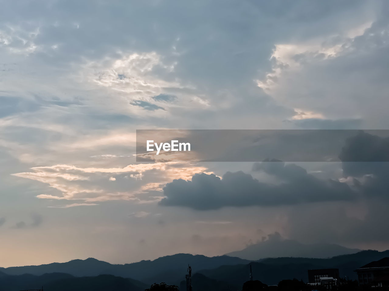 LOW ANGLE VIEW OF SILHOUETTE MOUNTAIN AGAINST SKY DURING SUNSET