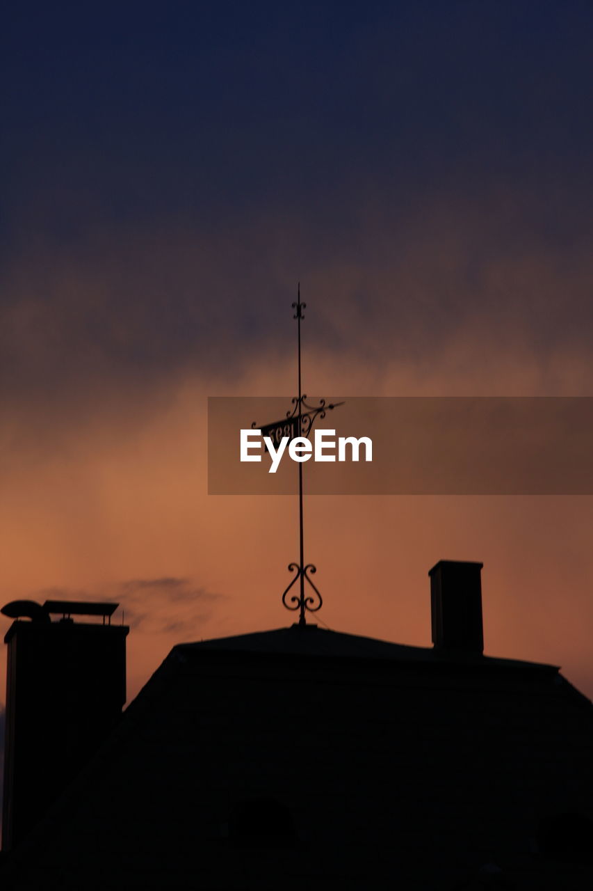 LOW ANGLE VIEW OF WEATHER VANE AT SUNSET
