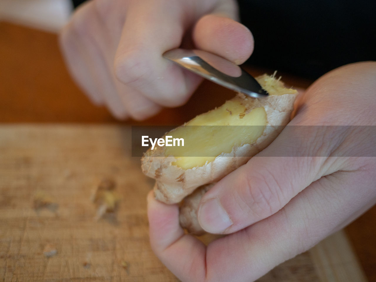 CLOSE-UP OF HAND HOLDING BURGER