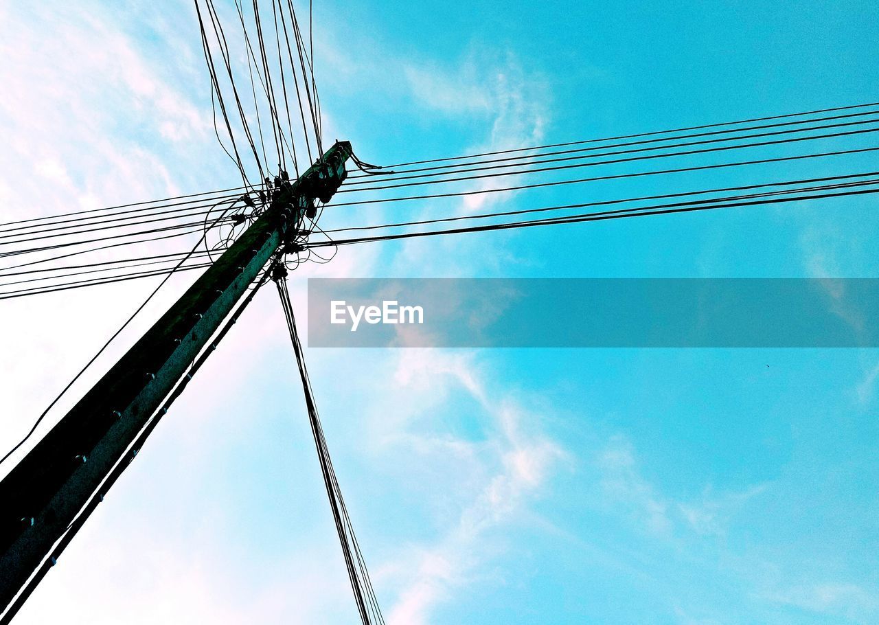 LOW ANGLE VIEW OF CRANE AGAINST SKY