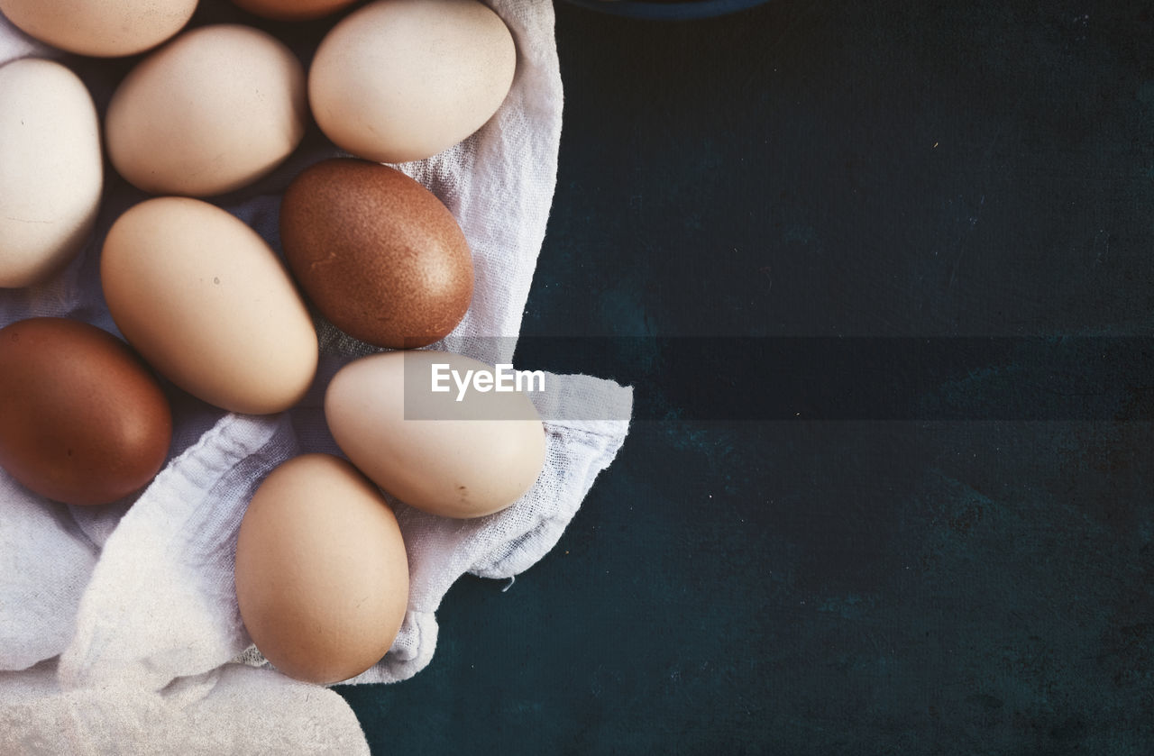 HIGH ANGLE VIEW OF EGGS IN CONTAINER